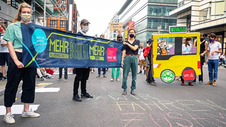 Gemeinsamer Protest der Klimagerechtigkeitsbewegung mit ver.di